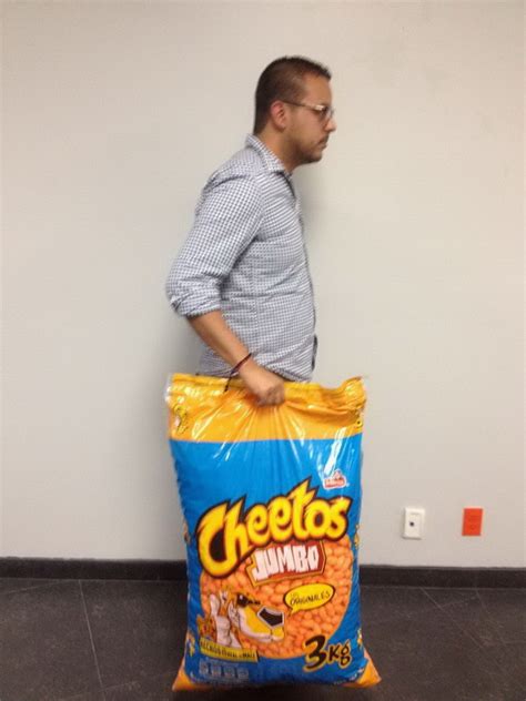 Bolsa gigante de cheetos .